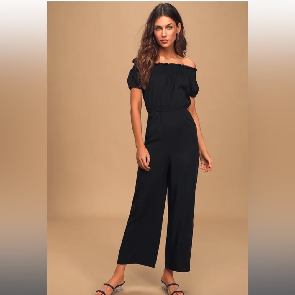 Black wide leg pant romper from Lulu’s. Size medium. Never worn.